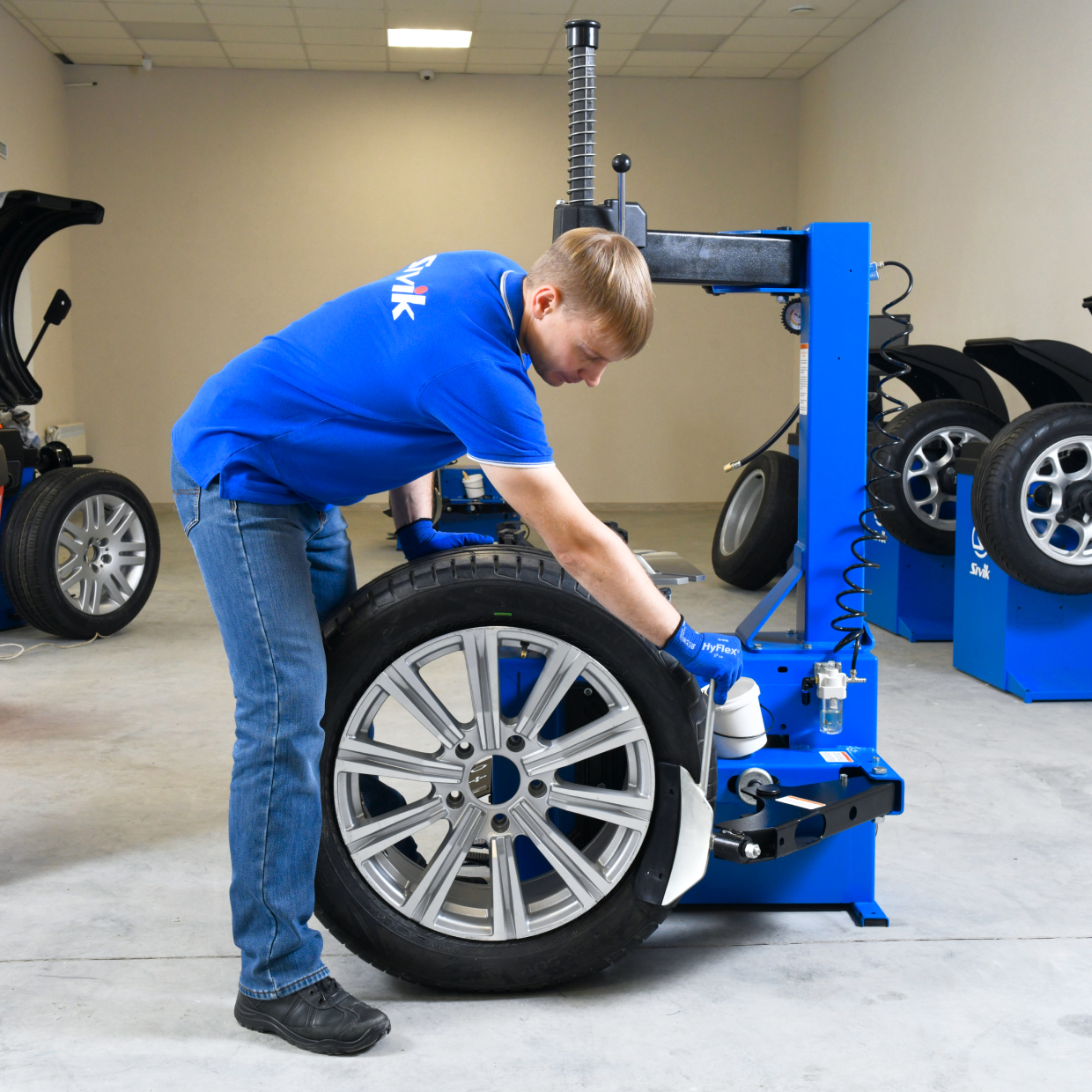 РАЗМЕР РАБОЧЕГО ПРОСТРАНСТВА ОТЖИМНОЙ ЛОПАТКИ ПОЗВОЛЯЕТ РАБОТАТЬ С БОЛЬШИМИ КОЛЕСАМИ